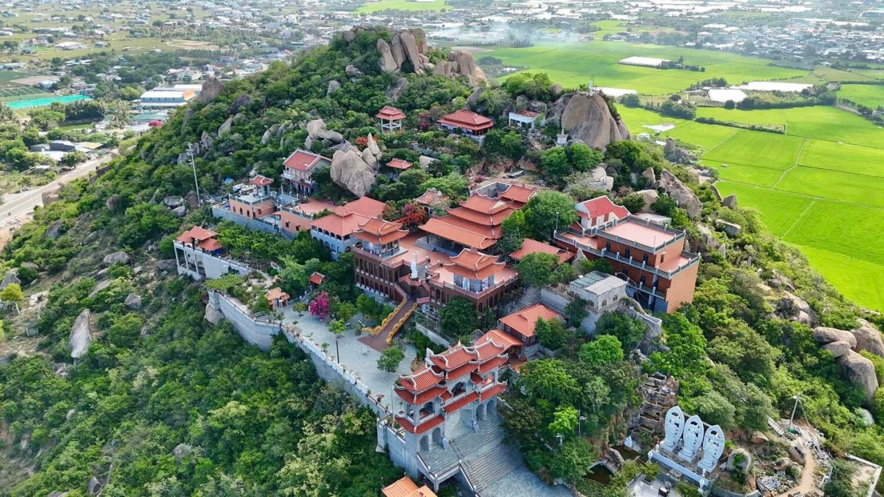 Панорамный вид на древний храм Чунг Сон сверху эффектно выделяется на фоне зеленых гор, лесов и моря.