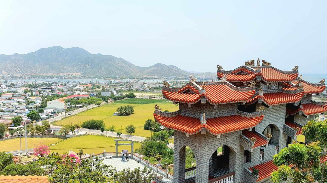 Крупный план величественной, изогнутой крыши древнего храма Чунг Сон в северобуддийском стиле.