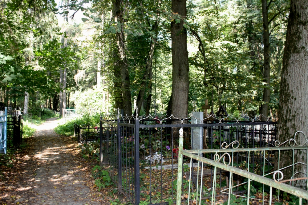 Бегущая могила слушать. Кладбище Тарусы могила Паустовского. Похоронен Паустовский на Тарусском кладбище.. А на кладбище все спокойненько.