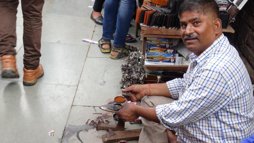 Чистильщик это. Чистильщик канализации в Индии. Чистильщик обуви. Чистильщики обуви в Дакке.