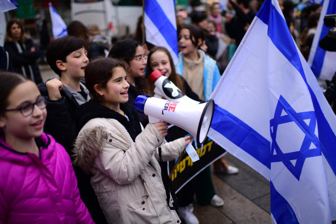 Вести Исраель. Протестующие в Израиле с флагами.